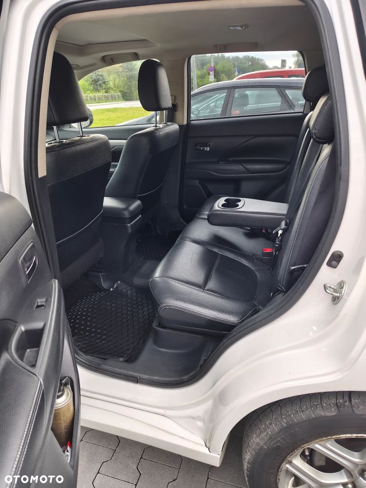 Mitsubishi Outlander Instyle NAVI + - 12