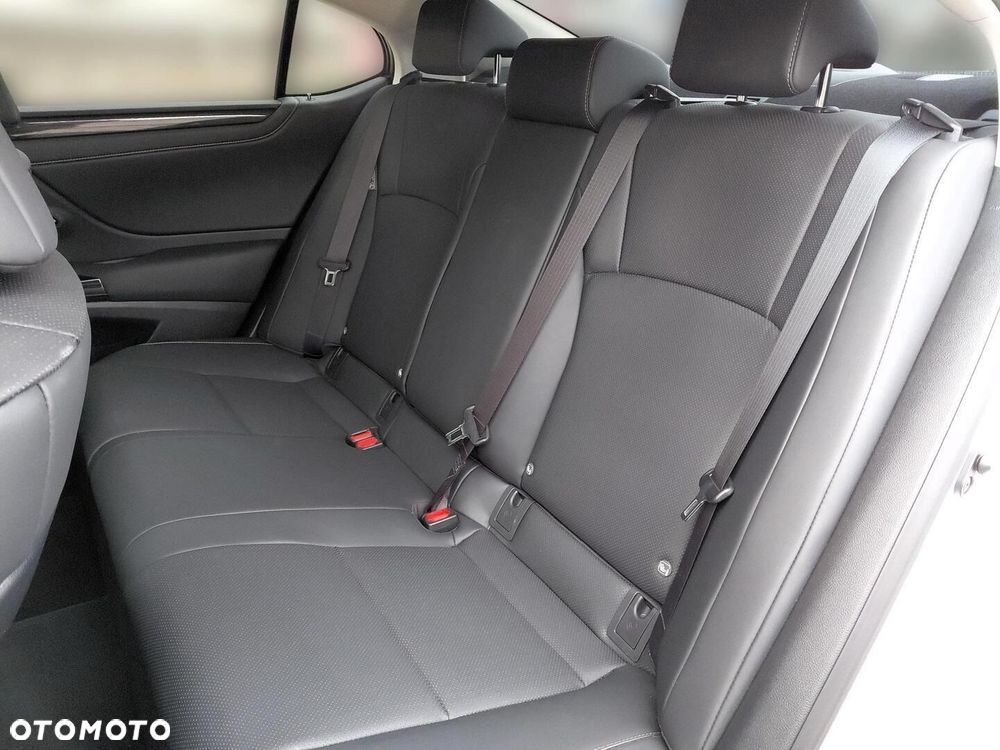 Lexus ES 300h Business Edition - 16