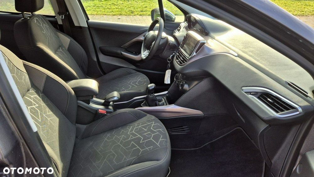 Peugeot 2008 1.2 Pure Tech Signature - 12