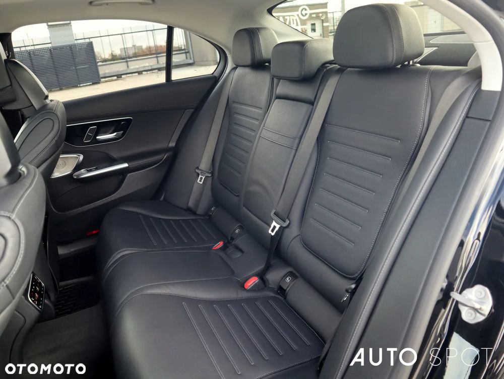 Mercedes-Benz Klasa C 180 9G-TRONIC AMG Line - 39