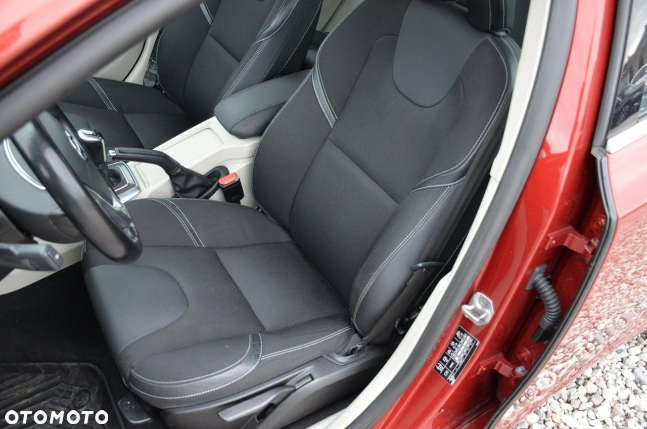 Volvo V40 - 25