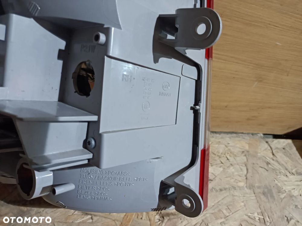 LAMPA TYLNA PRAWA SKODA OCTAVIA III 13- KOMBI 5E9945096 - 5