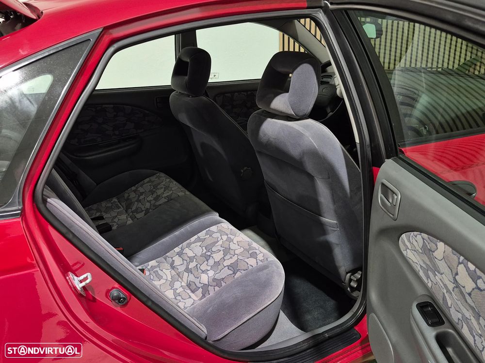 Toyota Avensis Liftback 1.6 Terra JE - 19