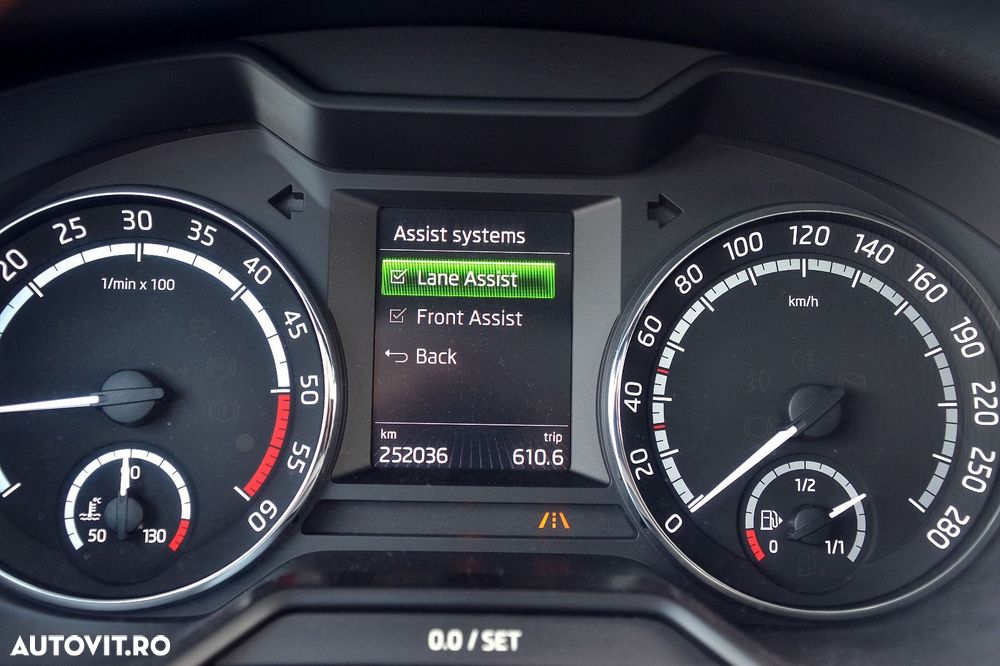 Skoda Octavia 2.0 TDI DSG RS - 25