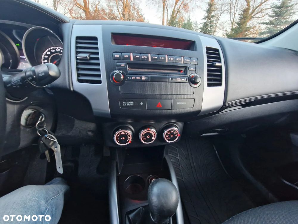 Mitsubishi Outlander - 11