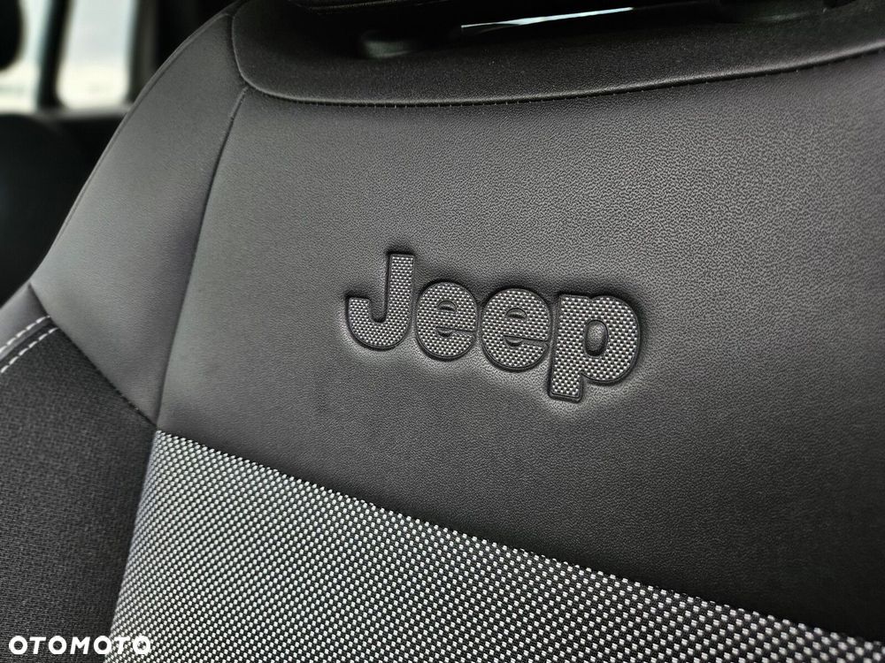 Jeep Avenger 1.2 GSE T3 Altitude Winter Edition FWD - 32