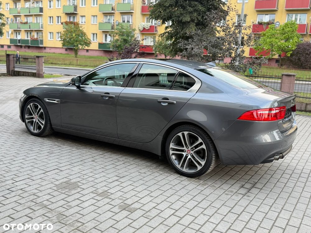 Jaguar XE 2.0 D Portfolio - 17