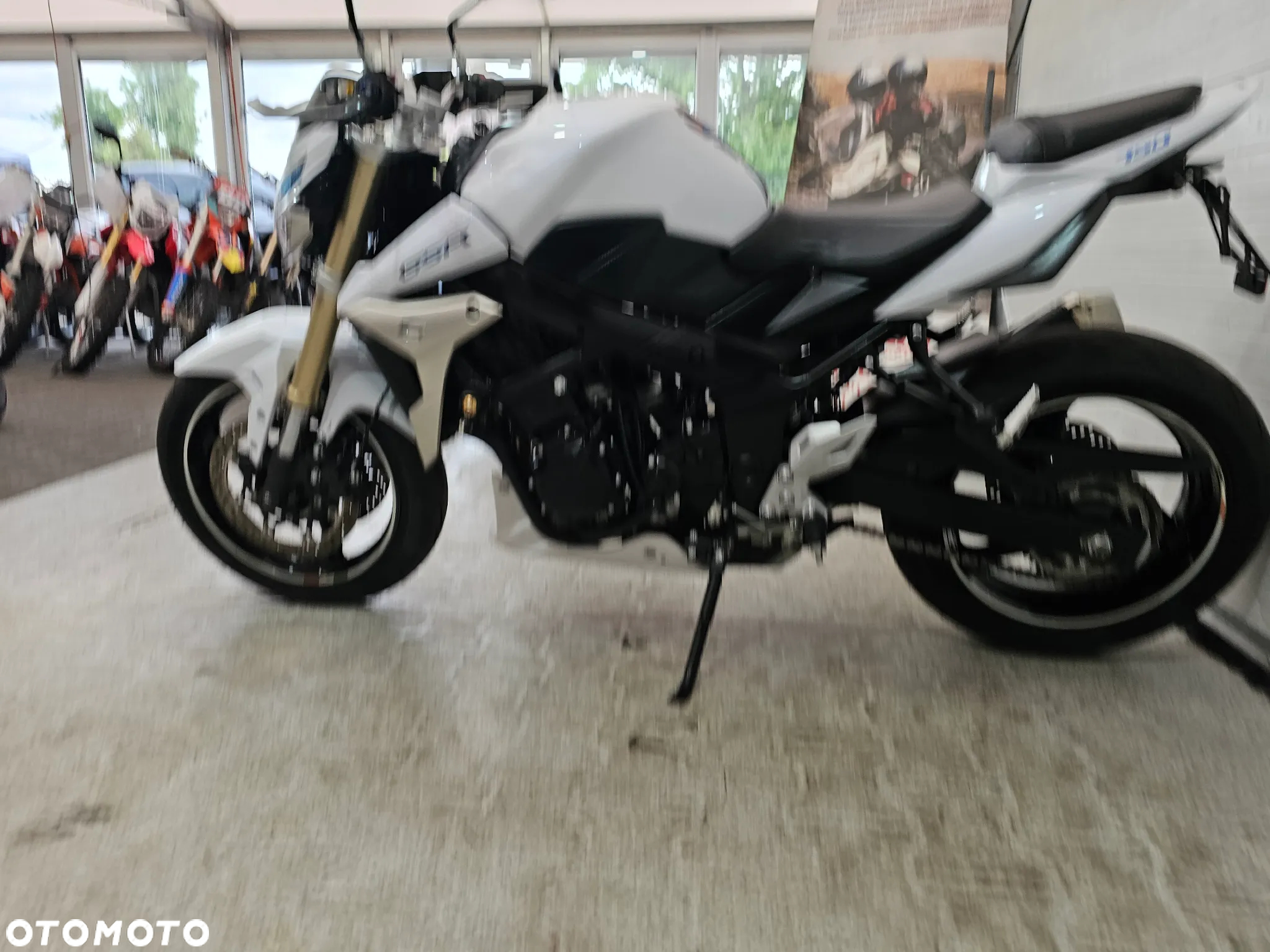 Suzuki GSR - 13