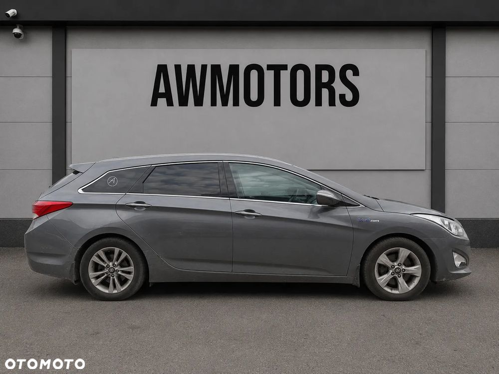 HYUNDAI I40 2012 *SAMOCHÓD NA CZĘŚCI* 6348 TITANIUM SILVER MASKA, LAMPA, DRZWI, LUSTERKO, ZDERZAK, GRILL, BŁOTNIK, KLAPA, BELKA, DESKA, FOTELE, KANAPA, ĆWIARTKA KIEROWNICA, TARCZE, ZACISKI, ZAWIESZENIE, KOMPLETNY PRZÓD, KOMPLETNY TYŁ, LICZNIK, ZEGARY, PRAWE LEWE PRZÓD TYŁ - 4