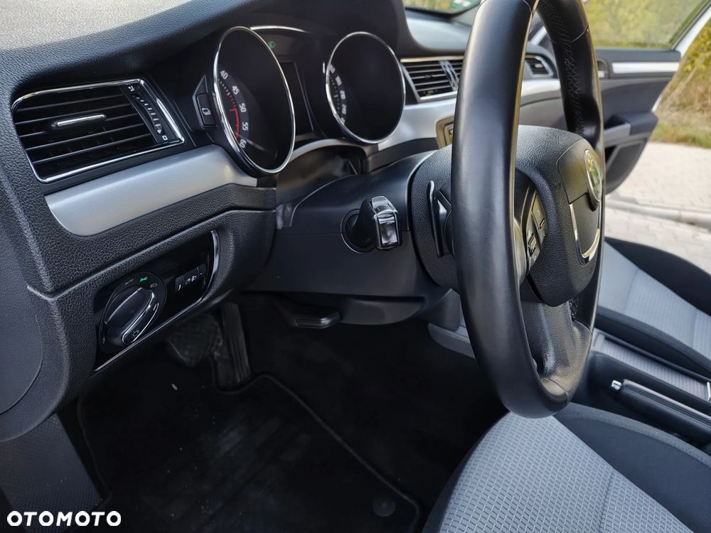 Skoda Superb 2.0 TDI DSG Ambition - 34