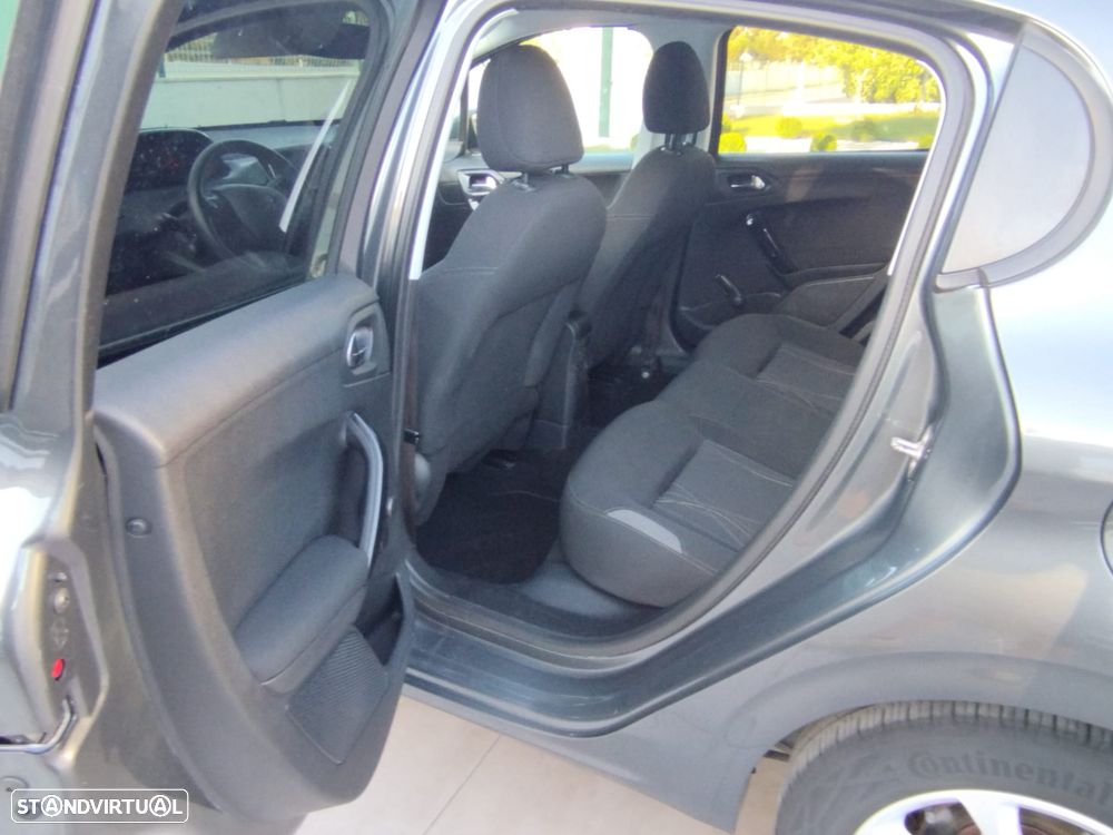Peugeot 208 - 23