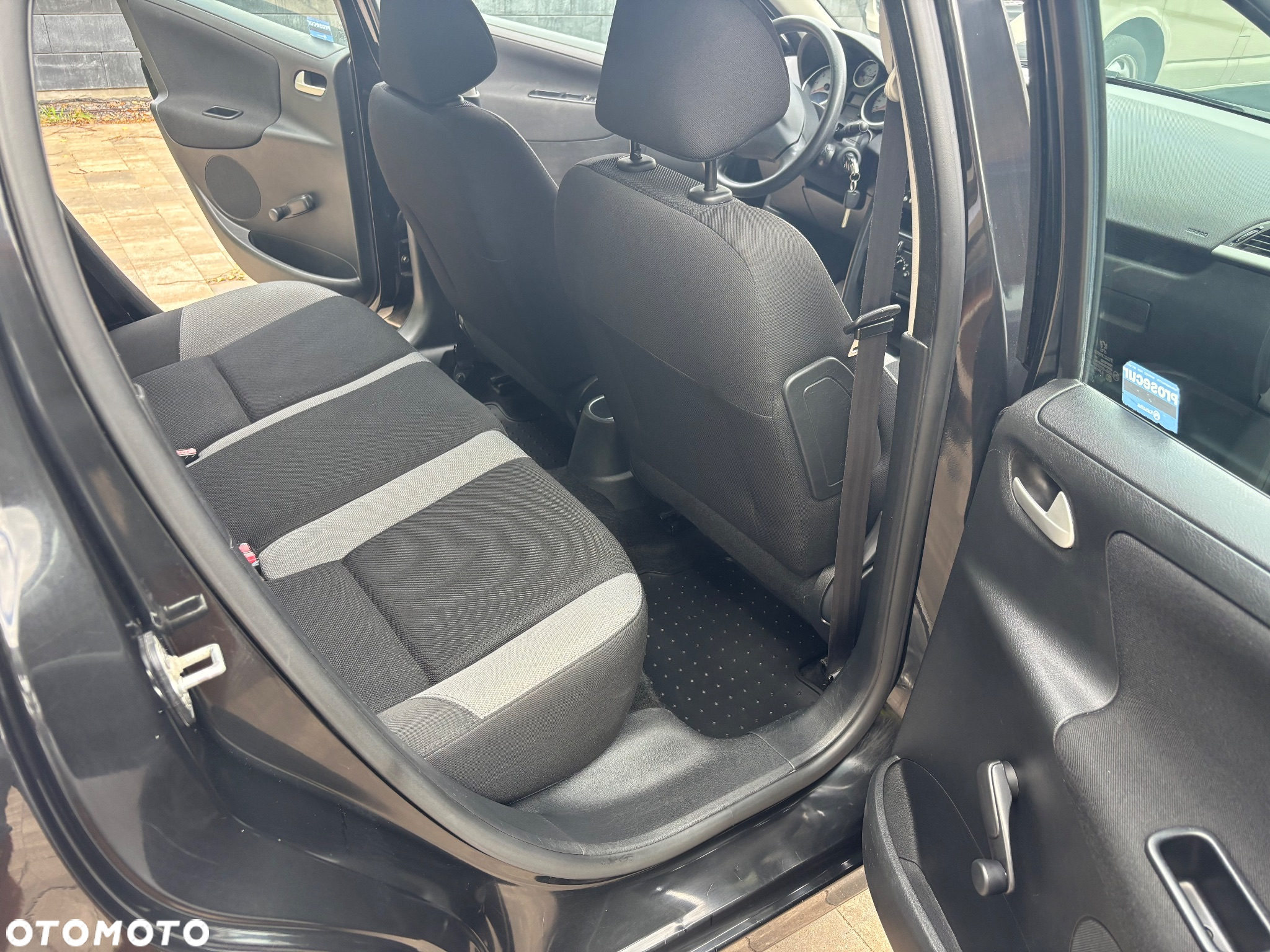 Peugeot 207 - 8