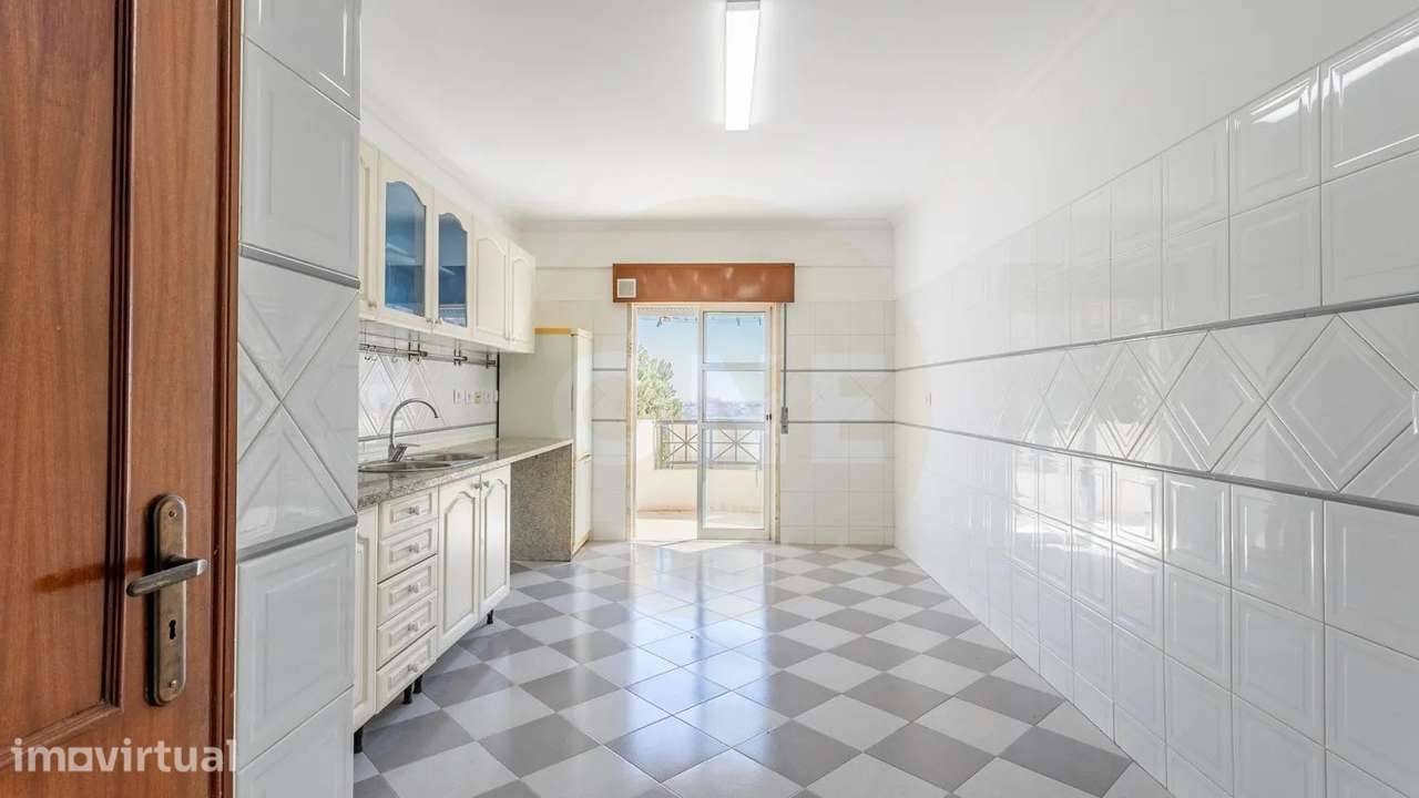 Apartamento T2 | Varanda e Arrecadação | Tapada das Mercês - Grande imagem: 4/24