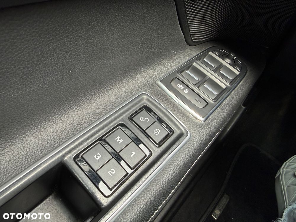 Jaguar XF 30d R-Sport - 22