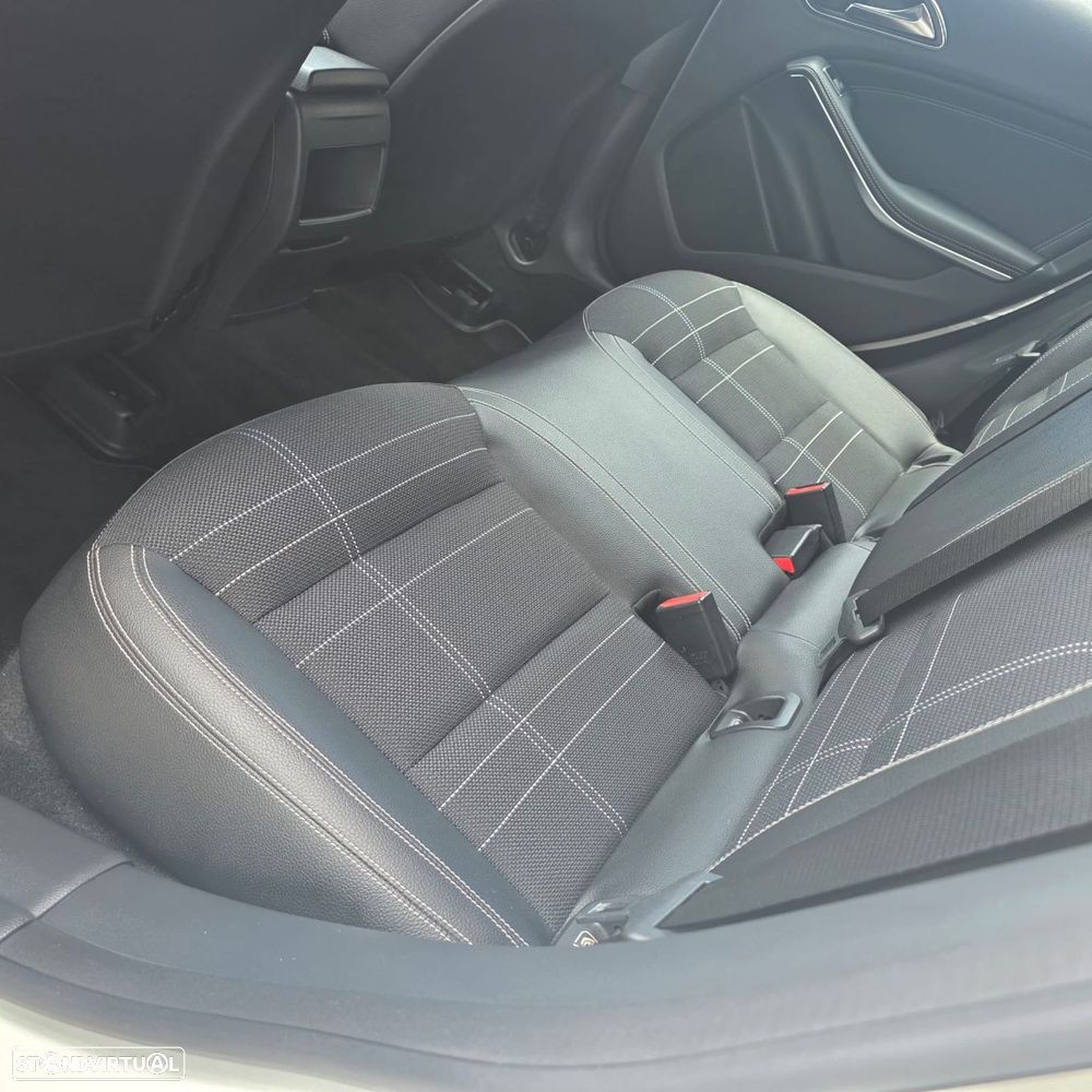 Mercedes-Benz CLA 220 - 30