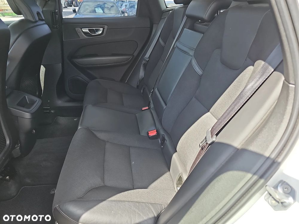 Volvo XC 60 T4 Momentum Pro - 24
