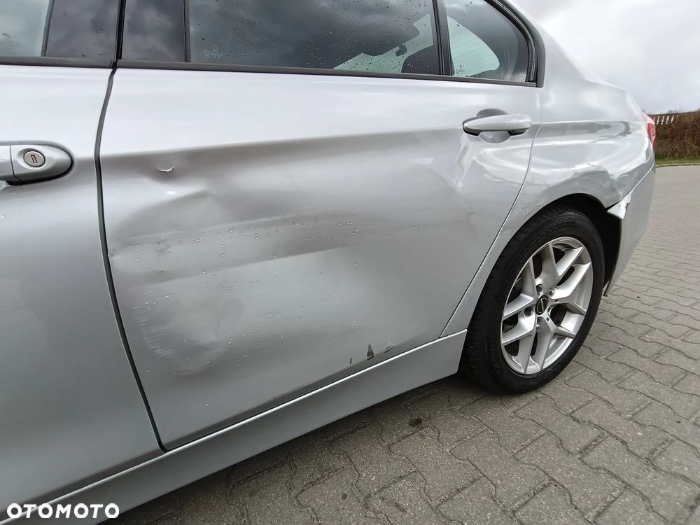 BMW Seria 3 318d DPF Edition Sport - 26