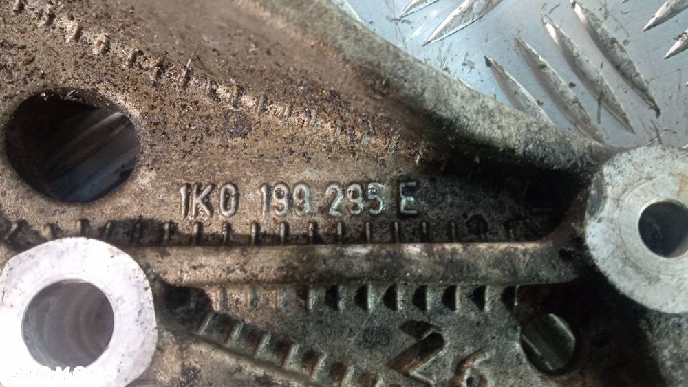 WSPORNIK WAHACZA VOLKSWAGEN GOLF 5 PLUS - 3