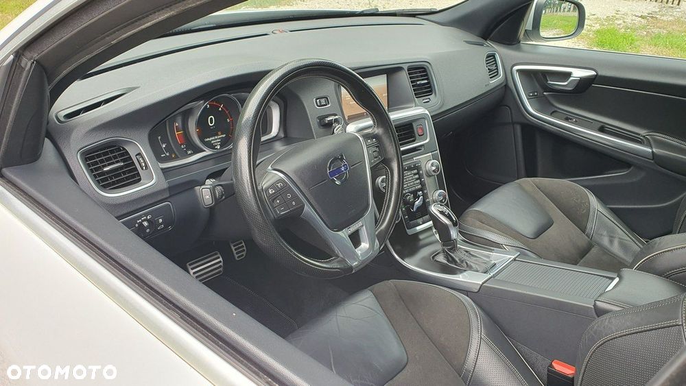 Volvo V60 D4 Geartronic R-Design - 11