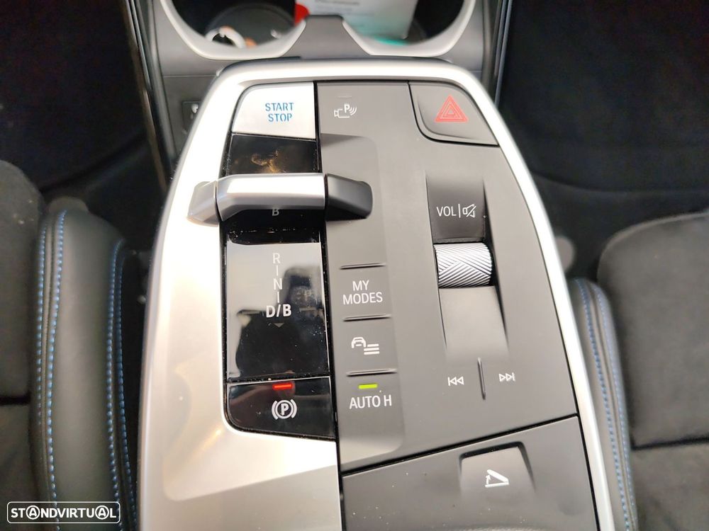 BMW iX2 eDrive20 Pack Desportivo M - 17