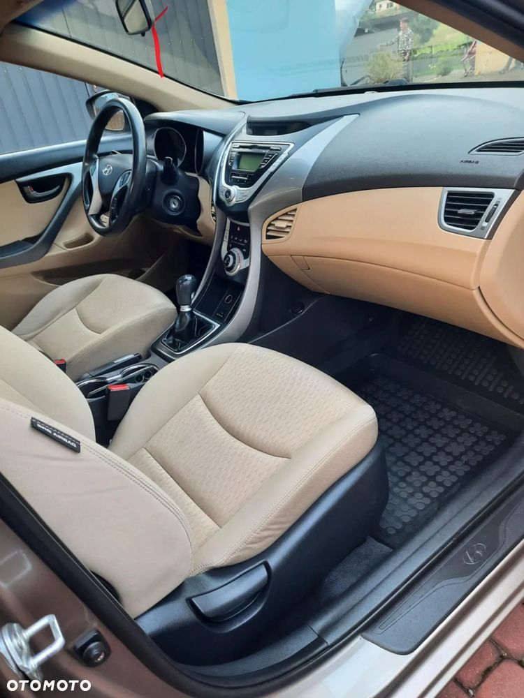 Hyundai Elantra 1.6 Classic + - 12