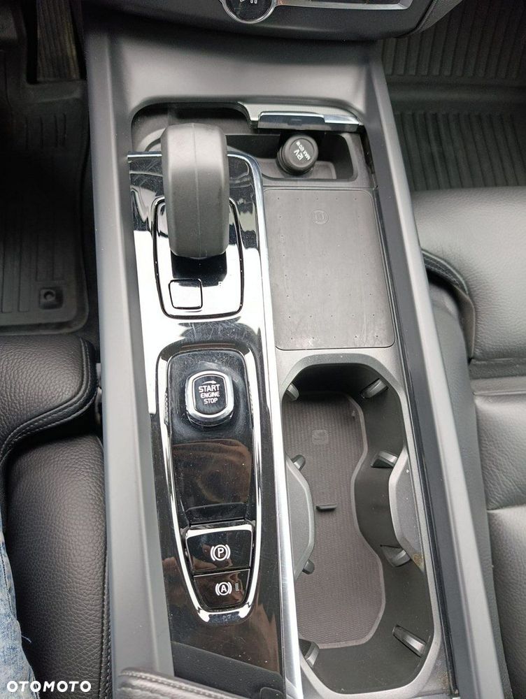 Volvo XC 60 B4 B Plus Dark - 34