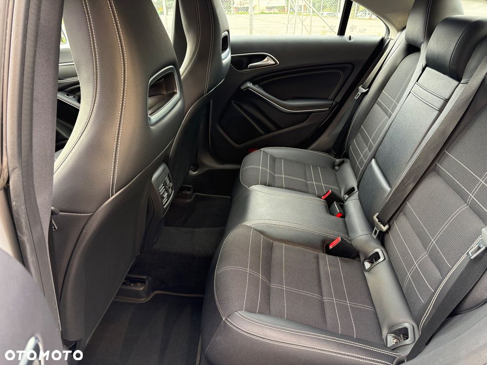 Mercedes-Benz CLA 180 7G-DCT - 10