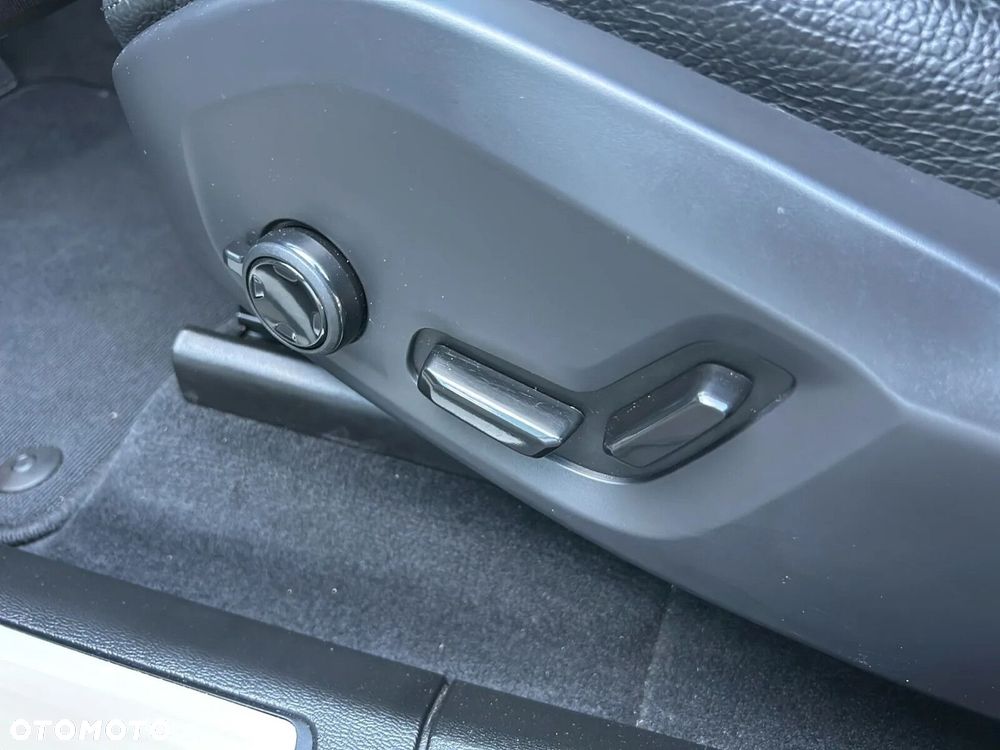 Volvo XC 60 B4 B Plus Dark - 34