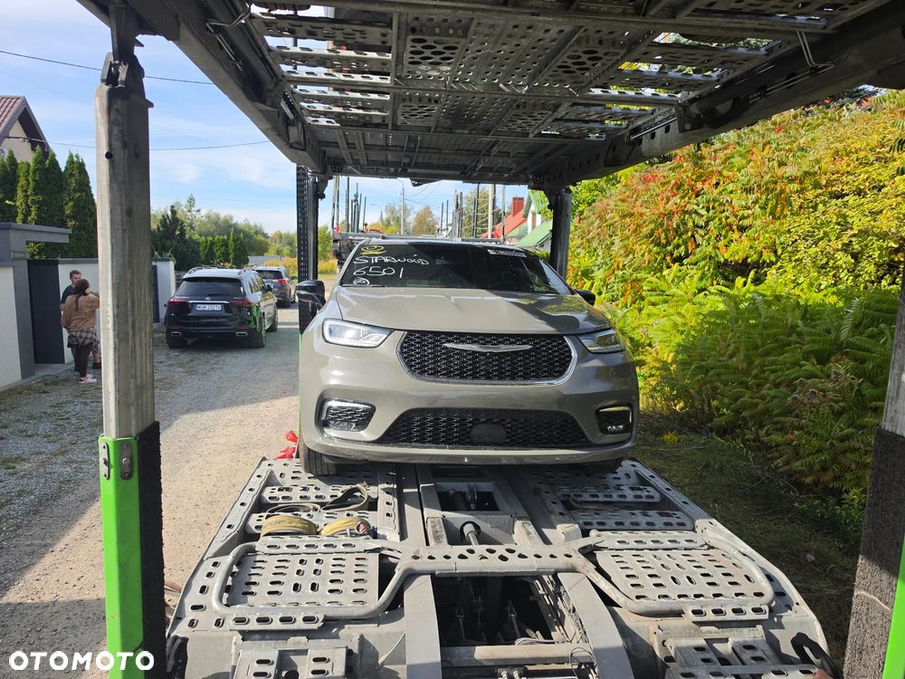 Chrysler Pacifica - 16