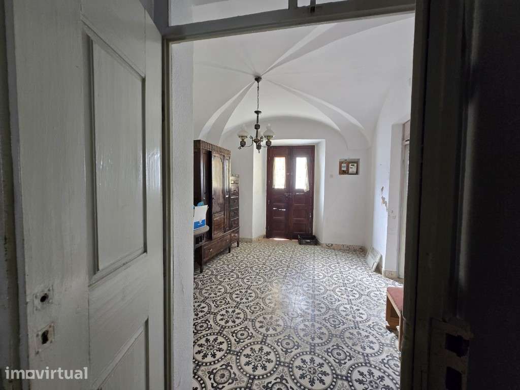 Moradia T4 com quintal, no centro histórico da Vila de Redondo - Grande imagem: 2/26