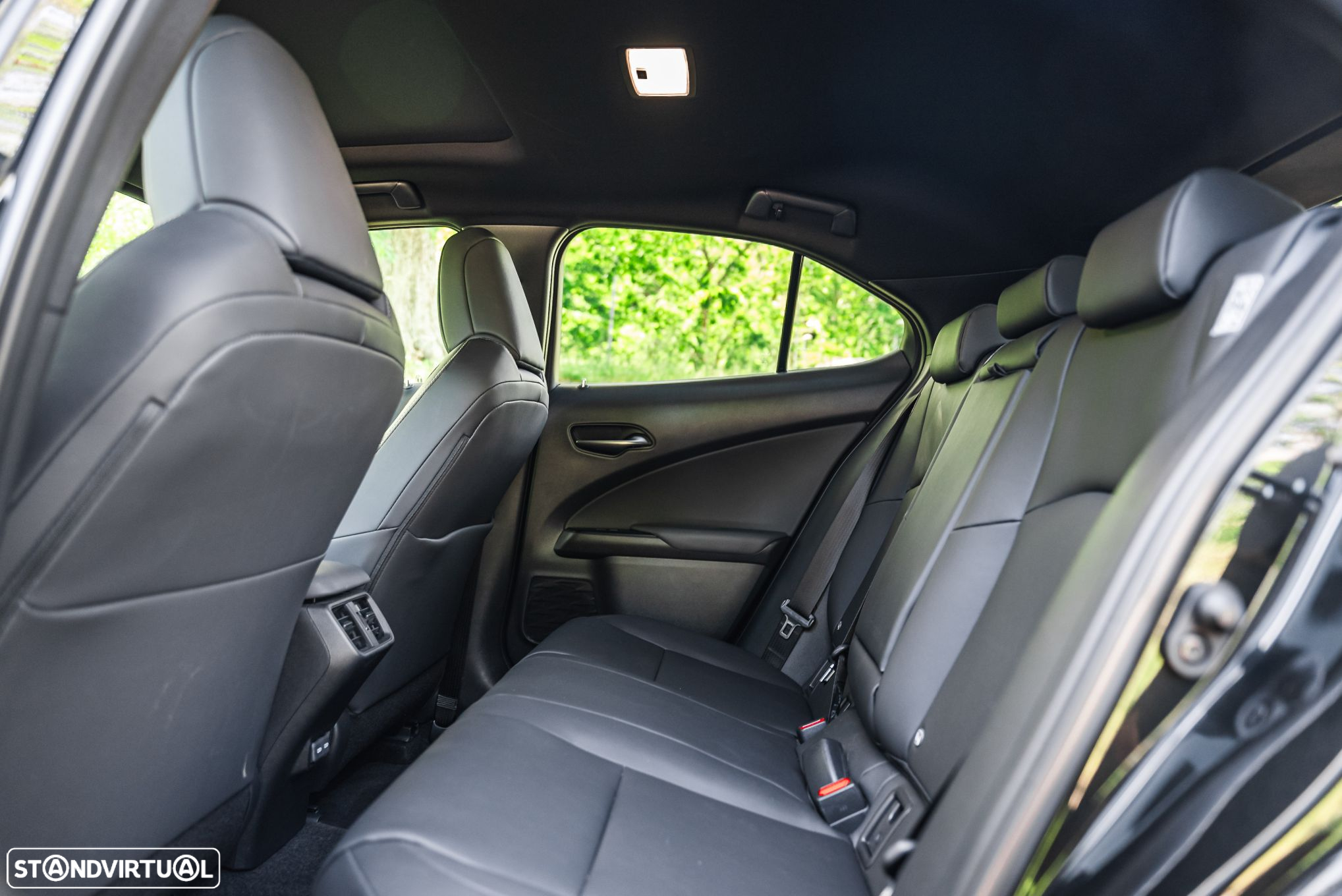 Lexus ux-250h - 11