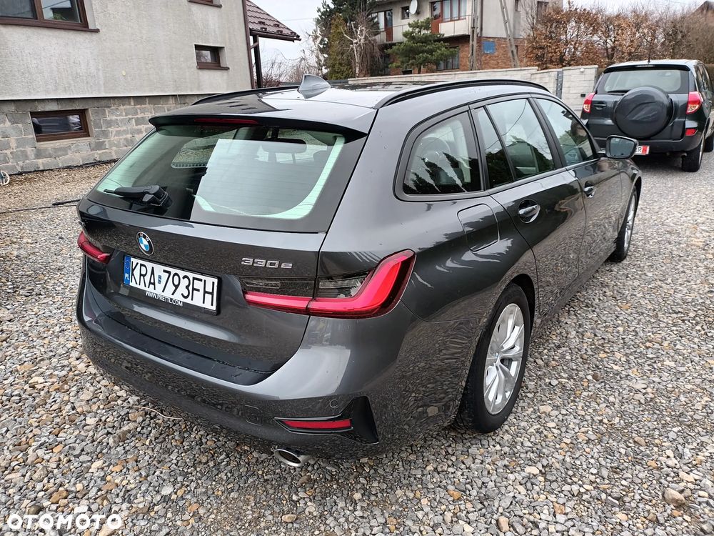 BMW Seria 3 330e xDrive - 5