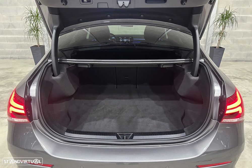 Mercedes-Benz A 250 Limousine e 8G-DCT AMG Line - 45