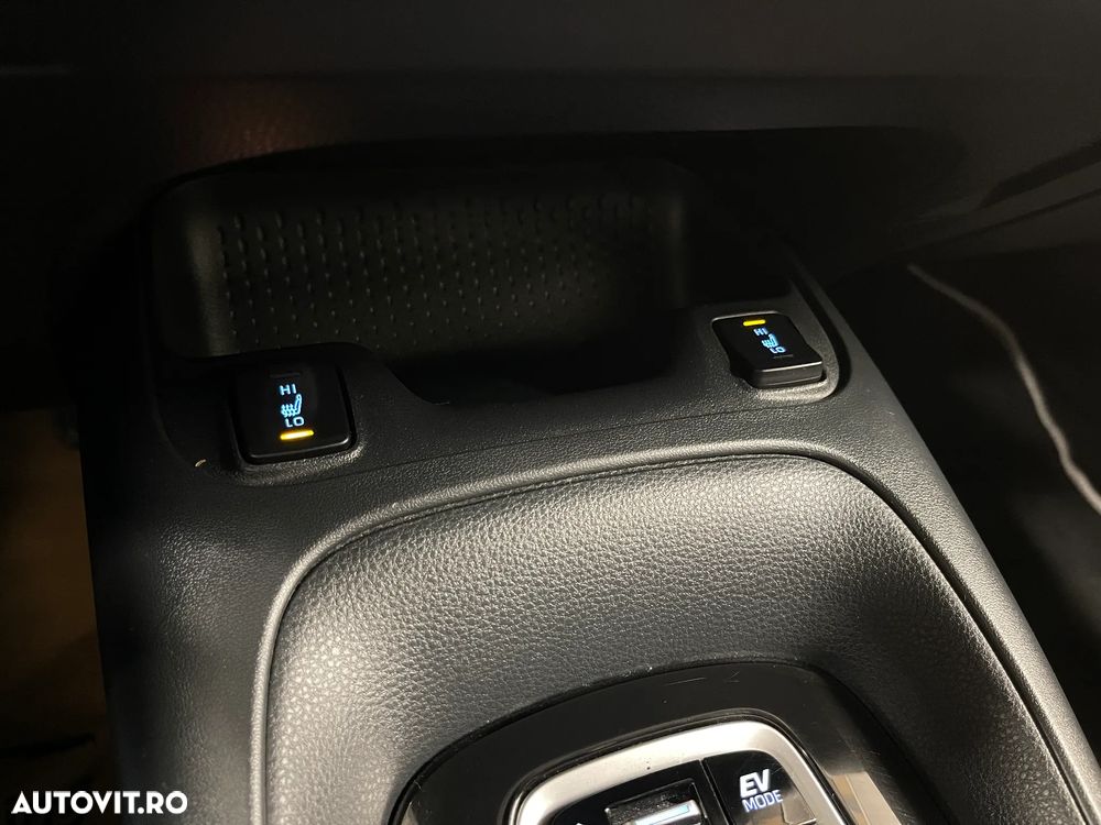 Toyota Corolla Sedan 1.8 HSD Business - 19