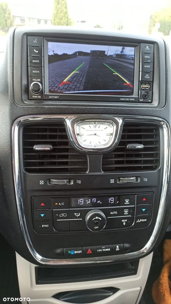 Chrysler Town & Country - 12