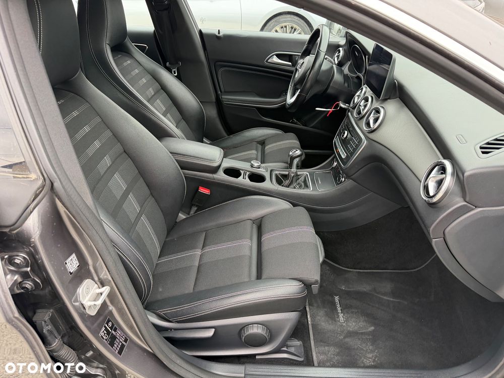 Mercedes-Benz CLA 180 Urban - 32
