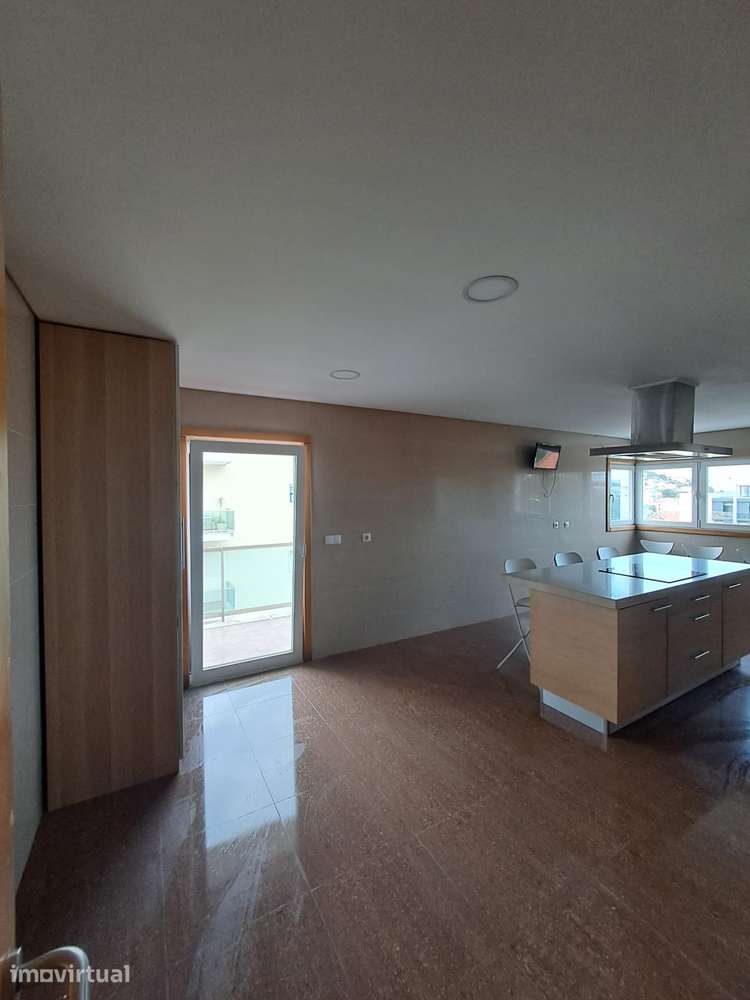 Excelente T3 Remodelado | 165 m² | Último Andar | Ramada (Pedrenais) - Grande imagem: 2/13