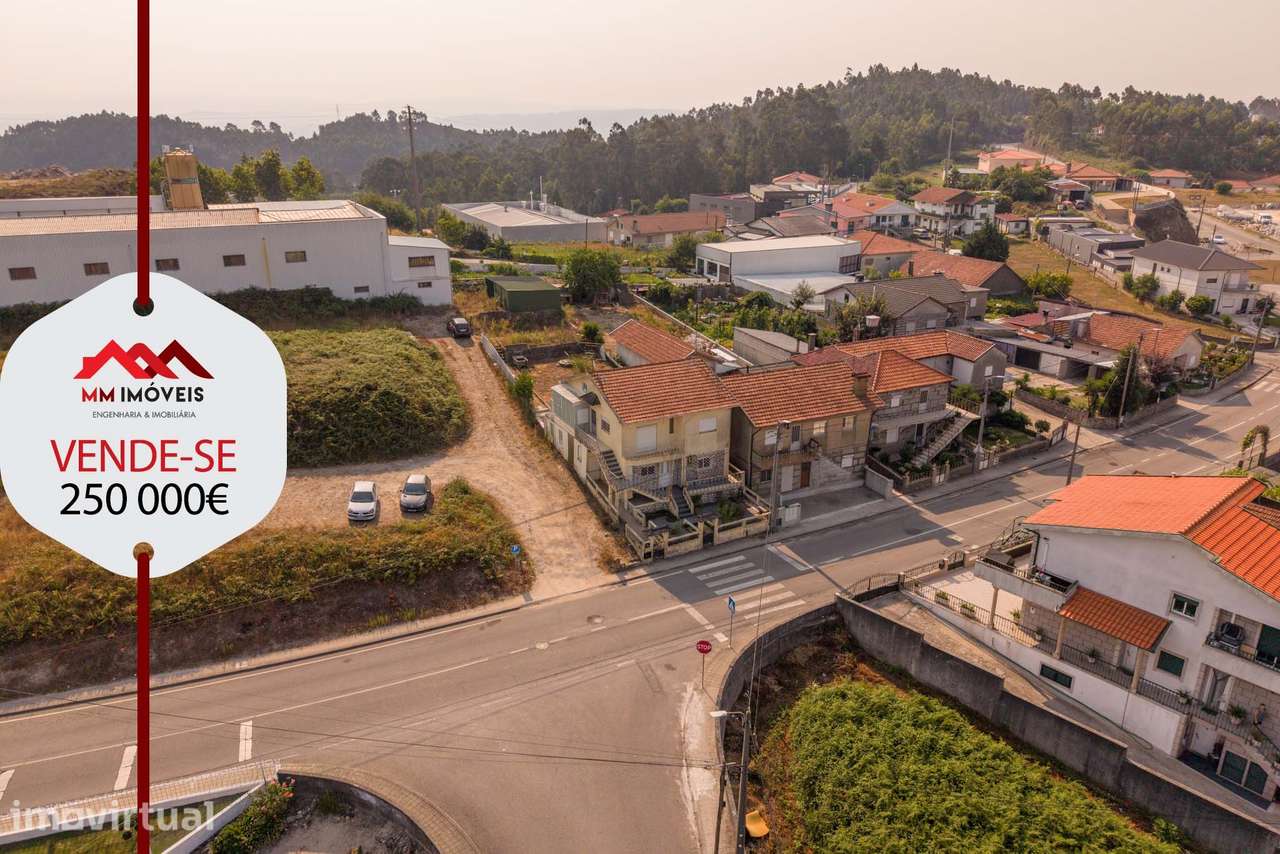 Moradia Bi-familiar | Lote de 588 m² | Investimento | Paços de Ferreir