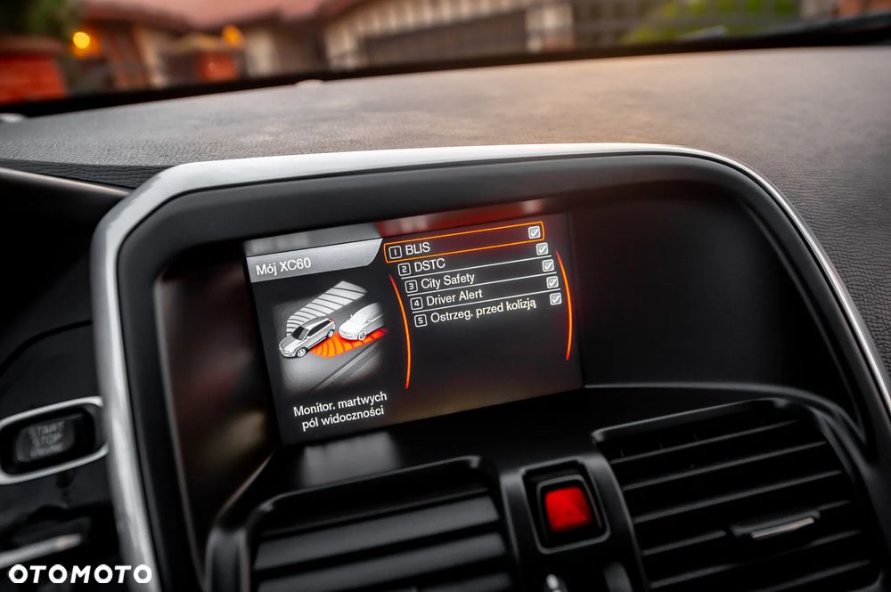 Volvo XC 60 D5 AWD R-Design Momentum - 24