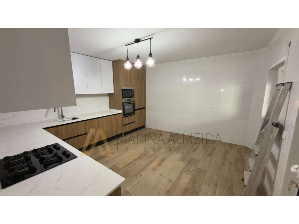 Moradia t4 com 2 pisos ( 5 assoalhadas), com 228m2, Piscina aquecid... - Grande imagem: 2/22