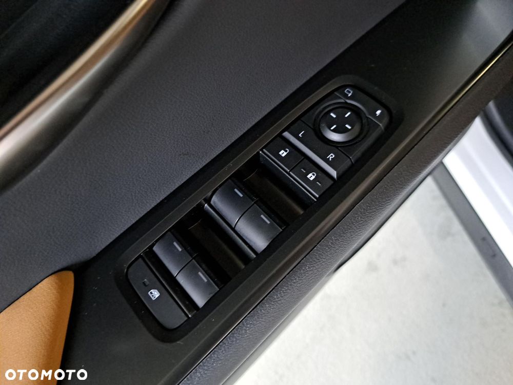 Lexus UX 300h Business - 27