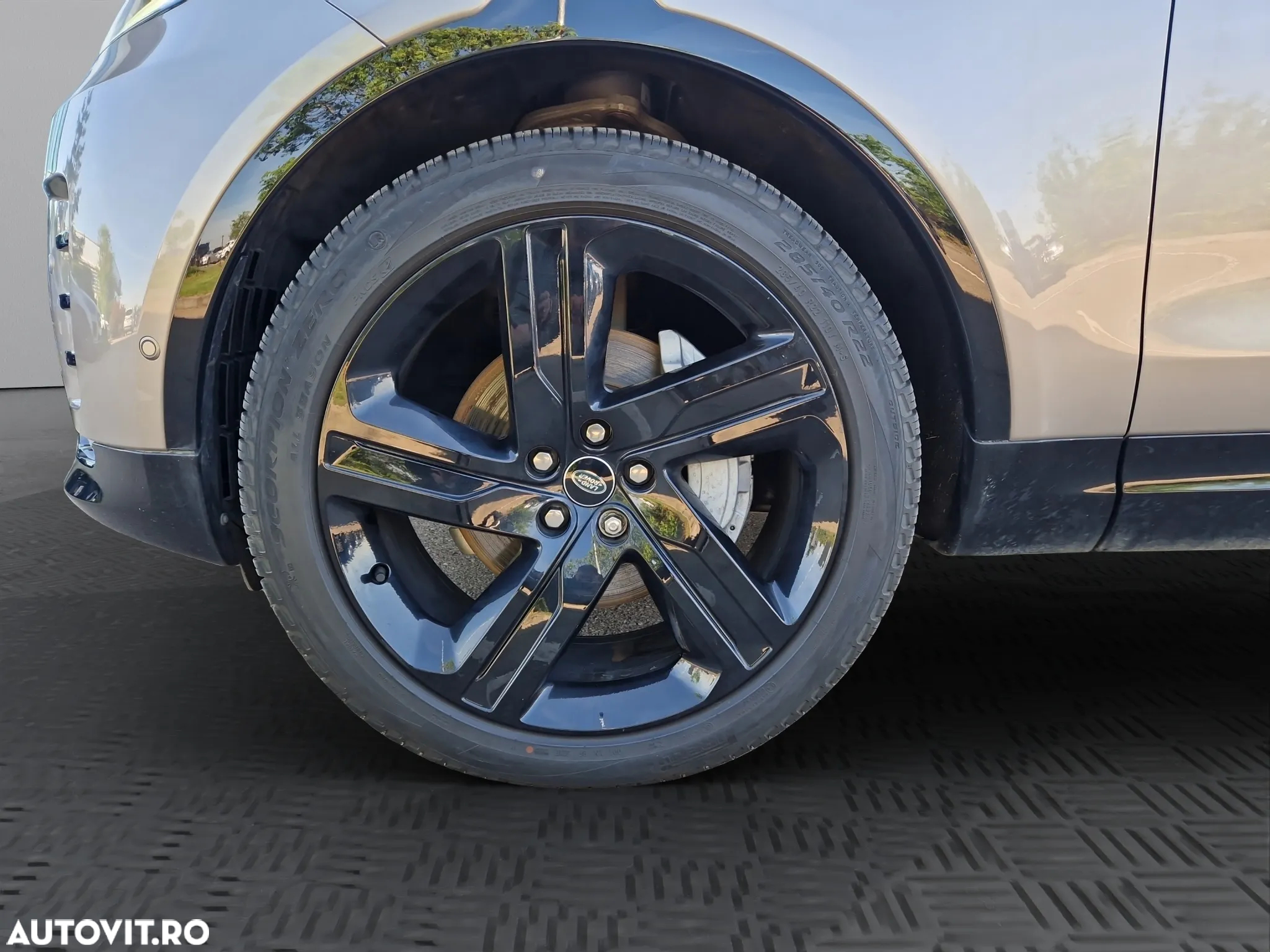 Land Rover Discovery 3.0D 300 MHEV R-Dynamic HSE - 17