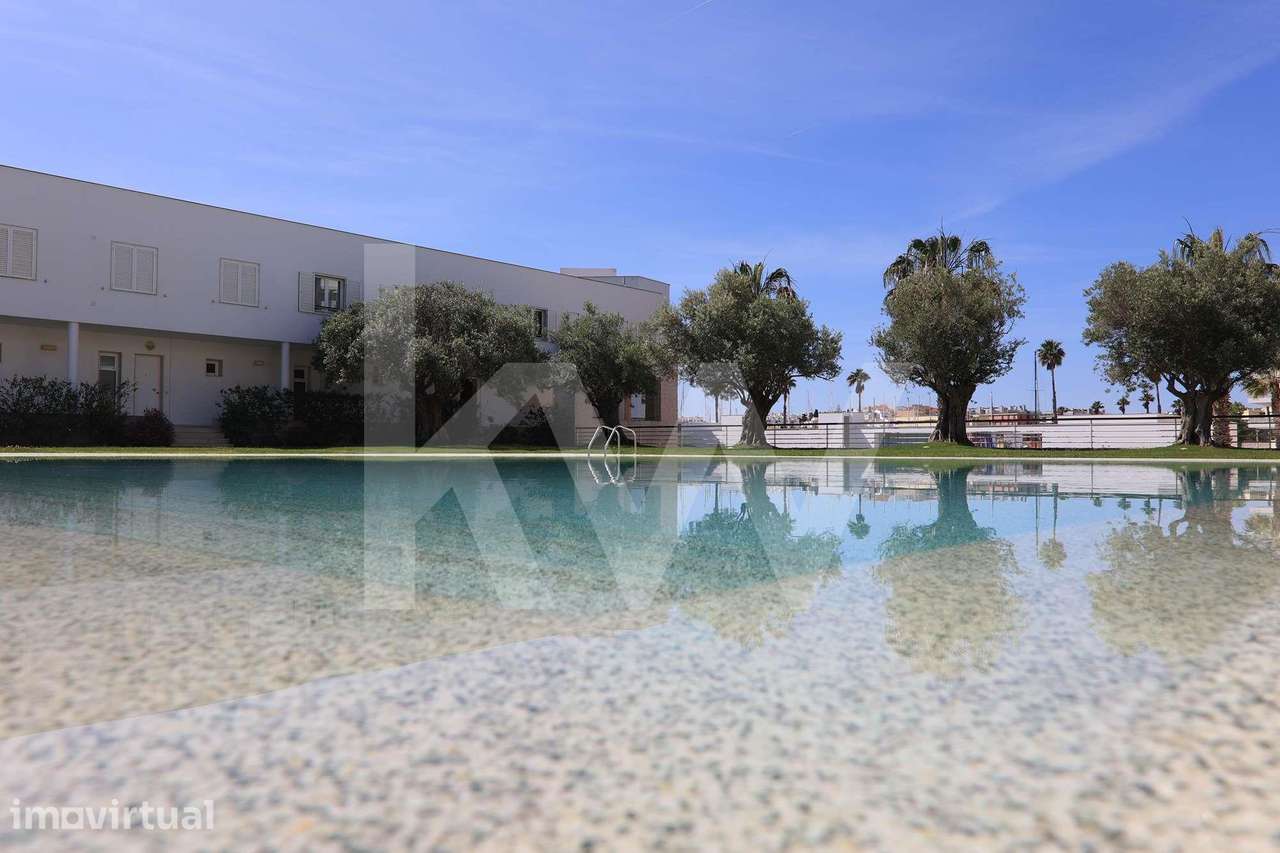 Moradia T3 Duplex, em condomínio fechado com piscina e garagem dupla e - Grande imagem: 4/47