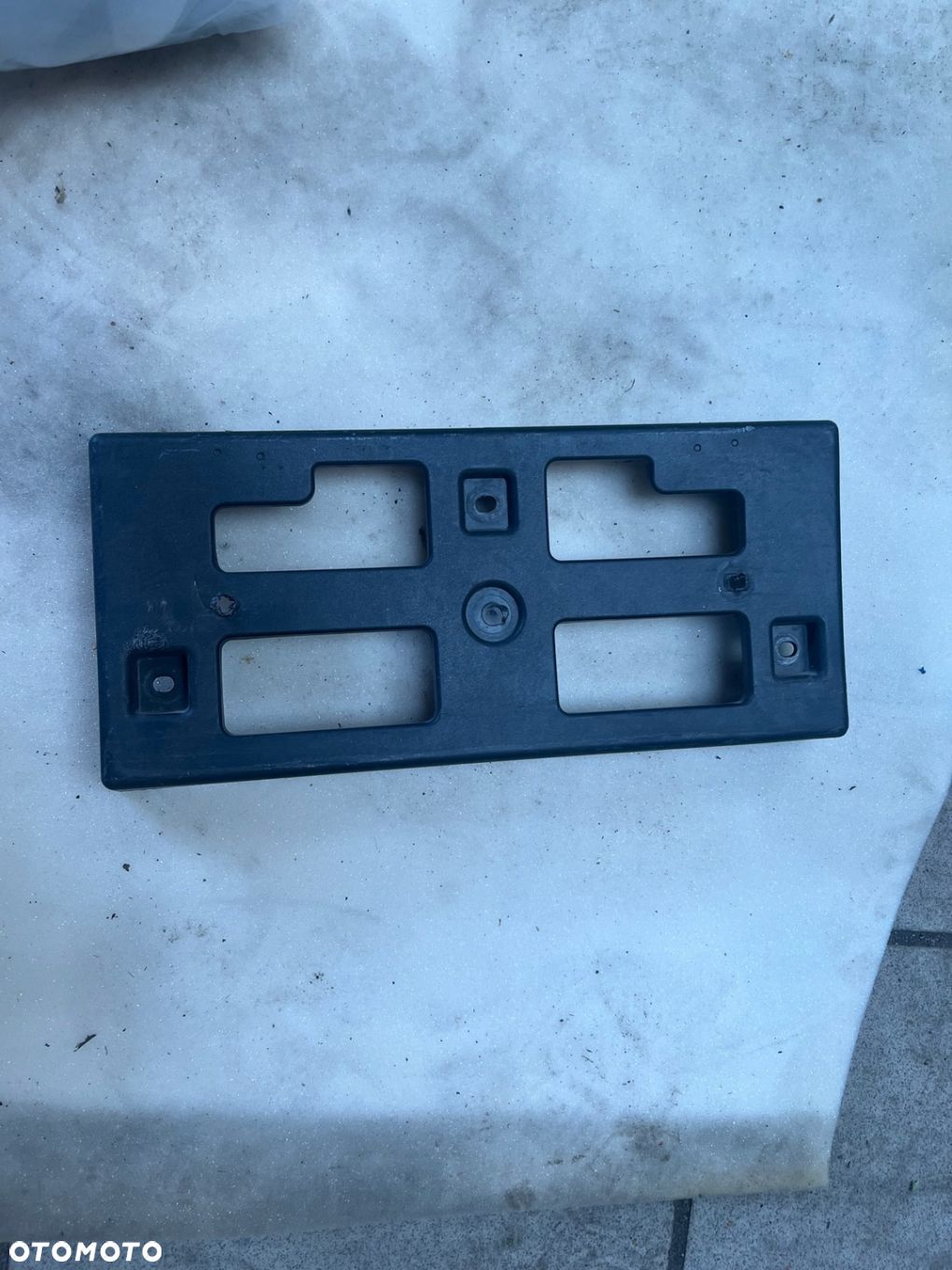 RAMKA POD TABLICE REJESTRACYJNĄ PRZÓD 86519-J9000 HYUNDAI KONA I 17- - 1