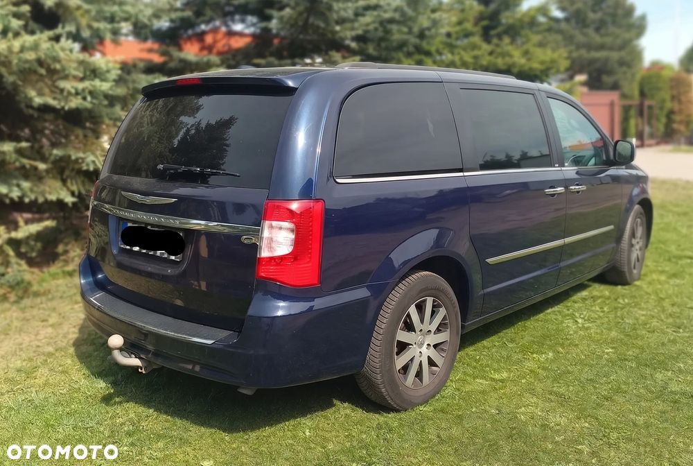 Chrysler Town & Country - 2