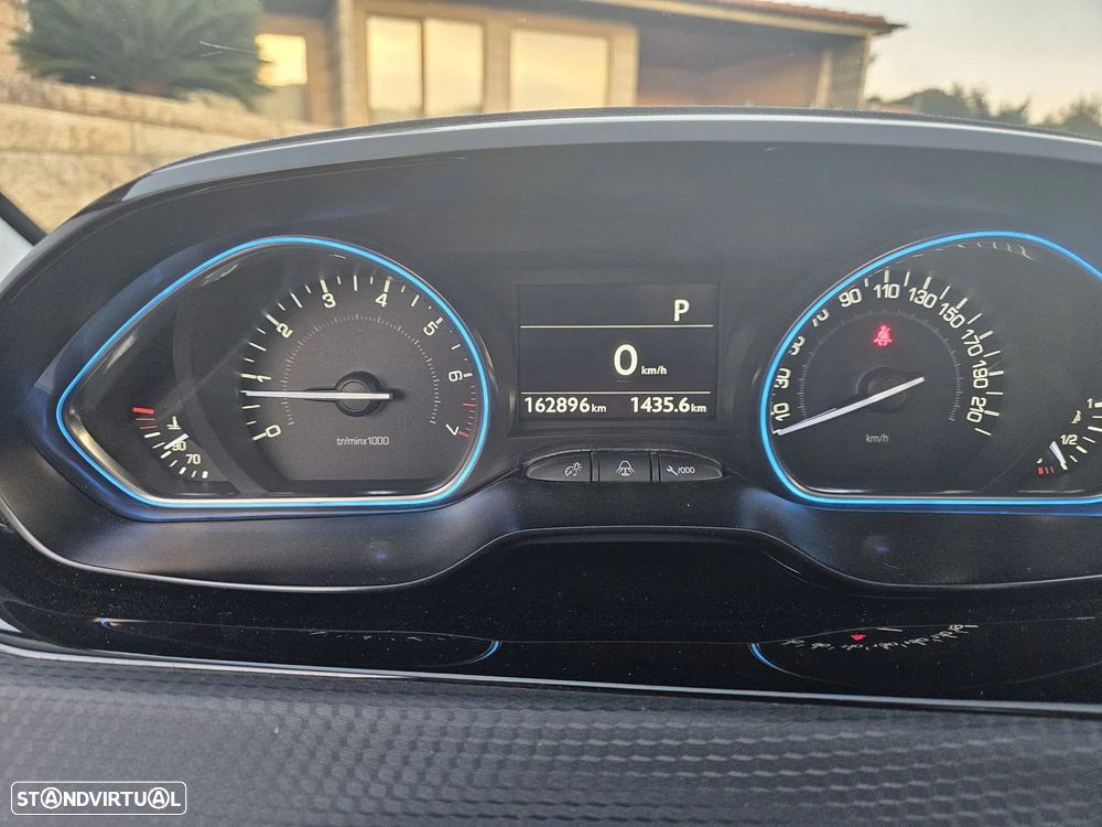 Peugeot 2008 1.2 PureTech Allure EAT6 - 20