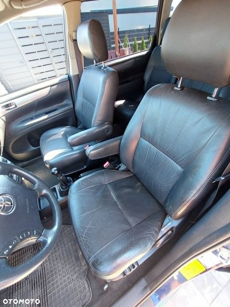 Toyota Avensis Verso Executive - 8