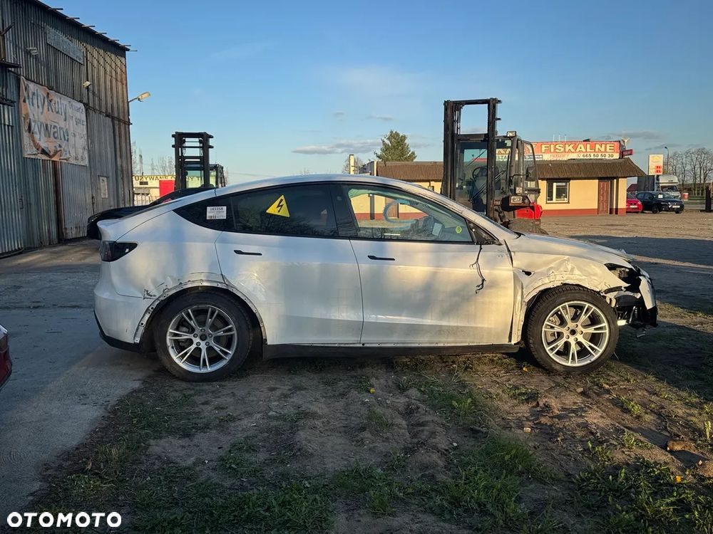 Tesla Model Y - 8