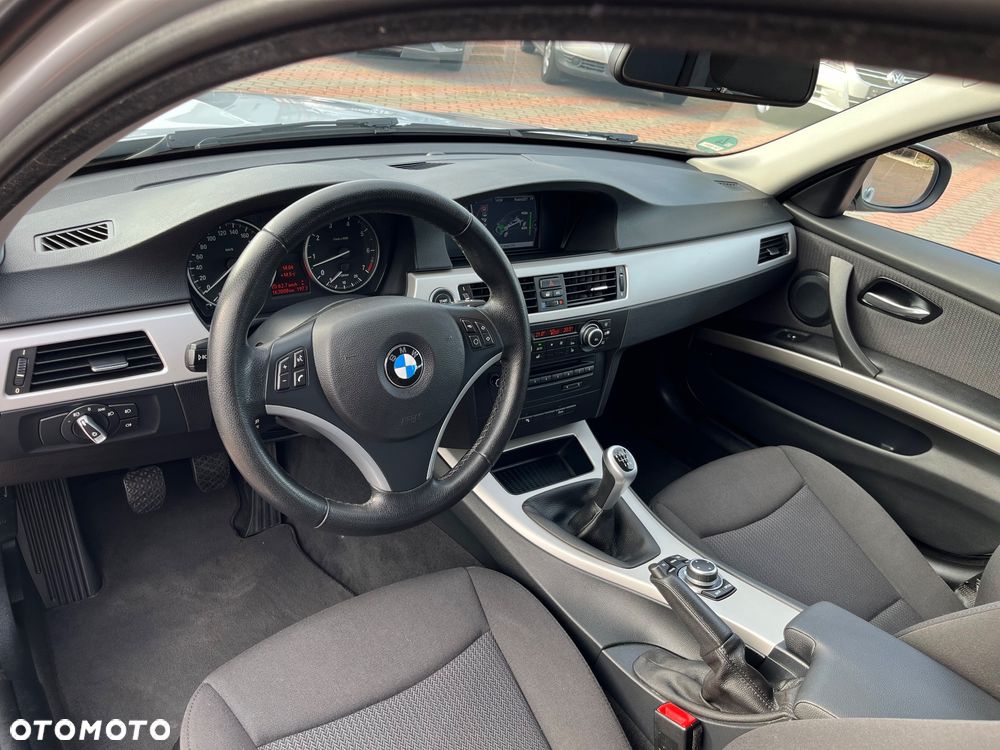 BMW Seria 3 318i Touring - 26