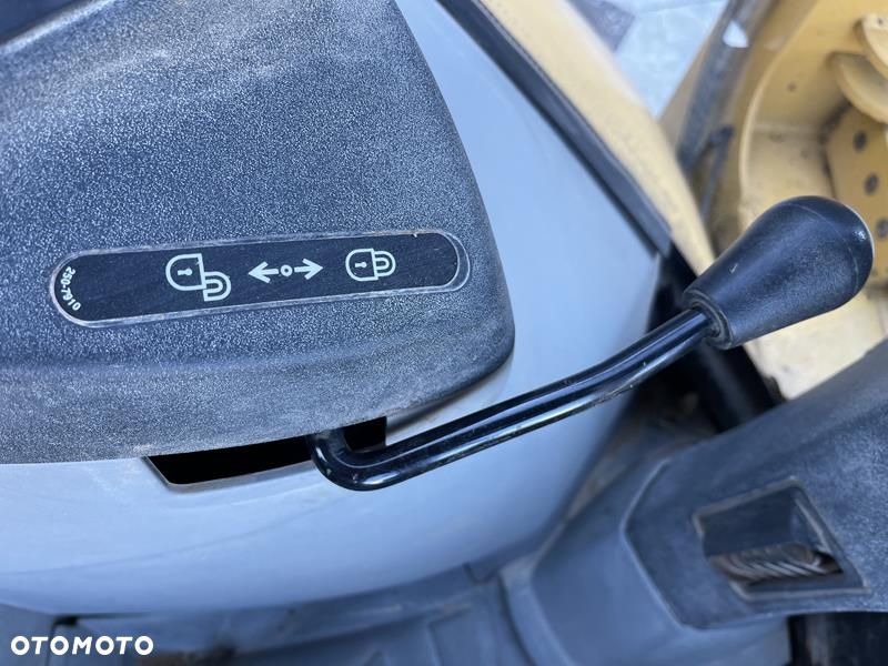 Caterpillar 428 F , rok 2012 Posiada w zestawie 4 łyżki, widły. - 12